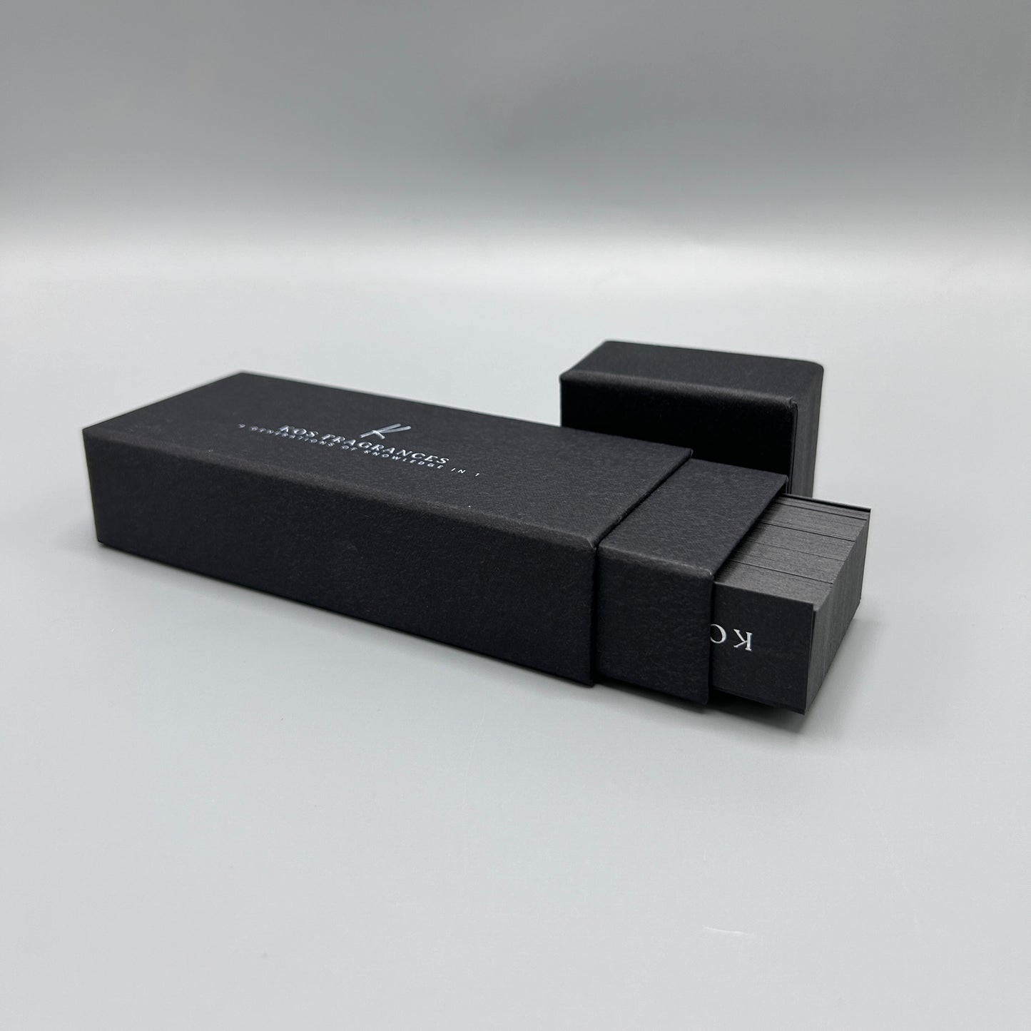 شرائط اختبار العطور الاحترافية من Kos Fragrances - ١٠٠ شريط اختبار ورقي أسود مع علبة 